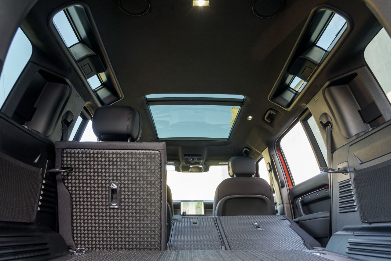 Die Dachfenster hat Land Rover vom alten Defender übernommen.