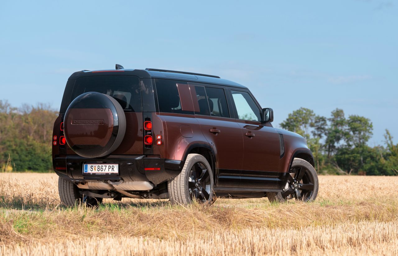Fazit von Motorprofis-Tester Fabian Steiner: „Obwohl man höher sitzt, obwohl sich im Defender alles einen Tick straffer als im Range Rover anfühlt, ist das Fahrgefühl dem eines klassischen Luxusautos sehr ähnlich. Hinzu kommt eine brillante Designleistung, denn das neue Modell erinnert an das alte, sieht dabei vollkommen modern aus und holt das maximale Ladevolumen heraus.
