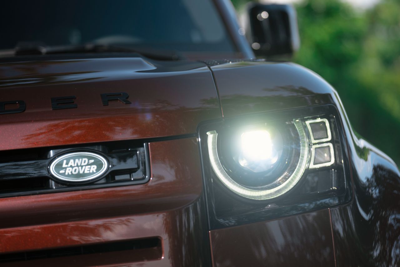 Defender-Brand: Das Land Rover-Logo wird nur noch einmal platziert.