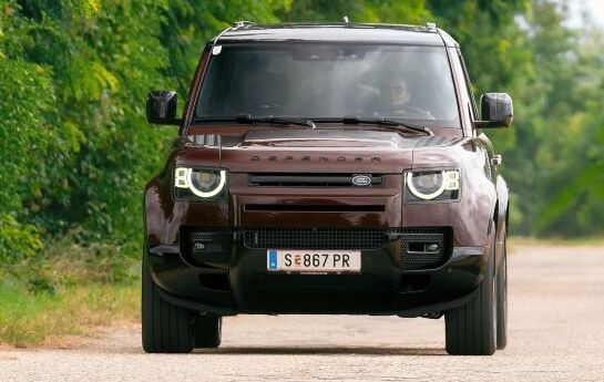 Der Defender fährt in einer anderen Größenklasse als SUVs und definiert auch inhaltlich seine eigene Kategorie. - Hochamt des Hochbaus