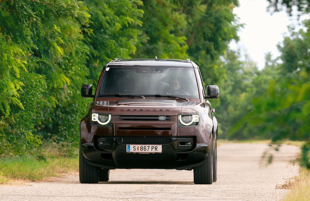 Grundkonstruktion wie ein (Luxus-)SUV, mit entsprechend kultiviertem Fahrstil auf der Straße. Allerdings zum Hardcore-Geländewagen weiterentwickelt.