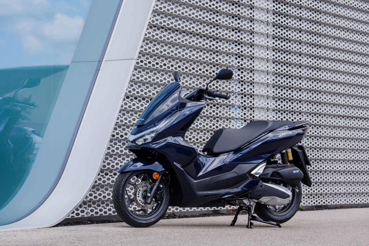 Fazit von Motorprofis-Tester Stefan Pabeschitz: „Das Upgrade bei Fahrwerk und Bremsen hat dem PCX einen deutlichen Qualitäts-Sprung in Sachen Handling und Sicherheit beschert