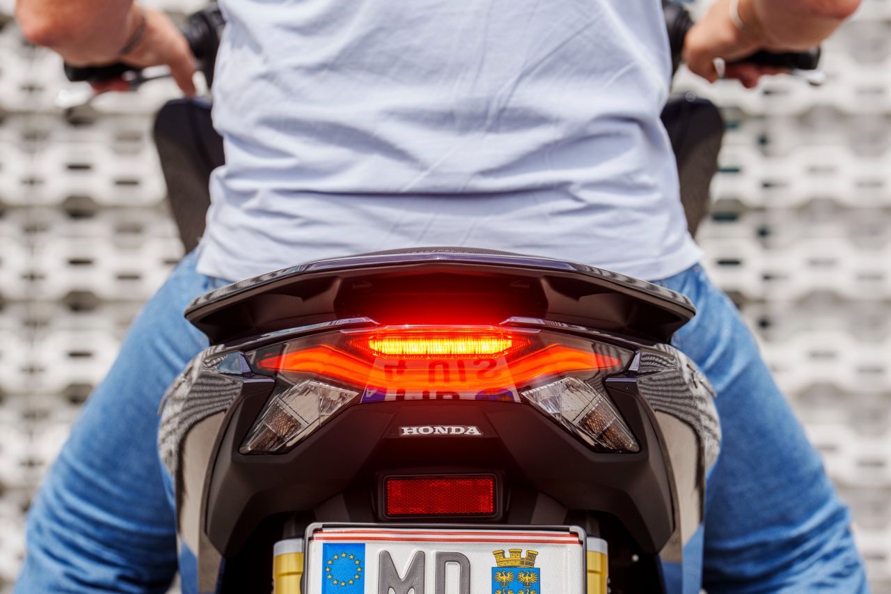 Schnittiges Heck mit moderner LED-Beleuchtung. Top Case optional.