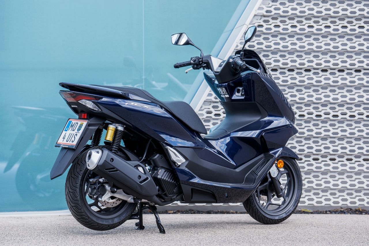 Der PCX nähert sich ein wenig dem Forza-Look an, was angesichts des gleichzeitigen Technik-Upgrades aber nur fair ist.