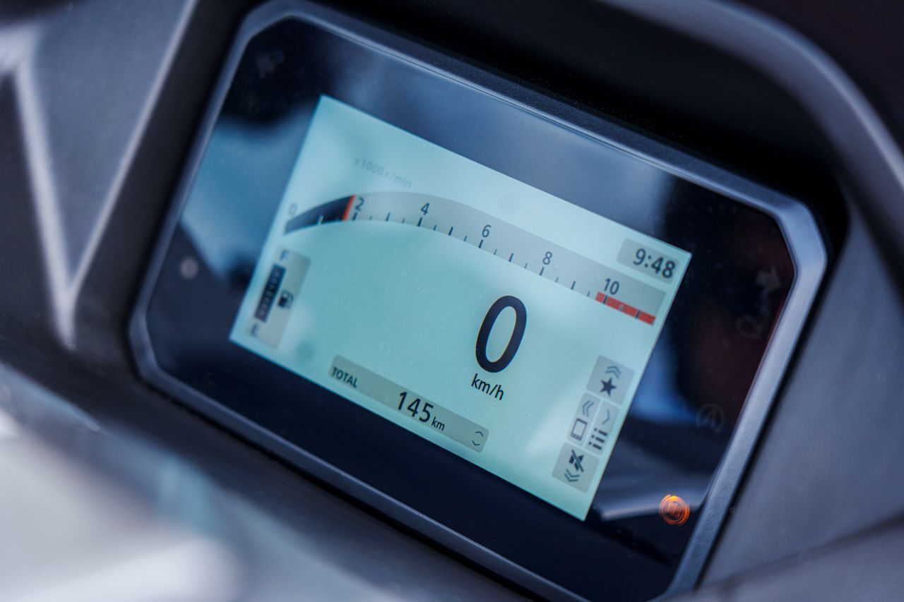Neu ist die Ausstattung DX mit dem gleichen 5-Zoll-TFT-Instrument wie der Forza – samt Smartphone-Connection via Honda RoadSync-App und …