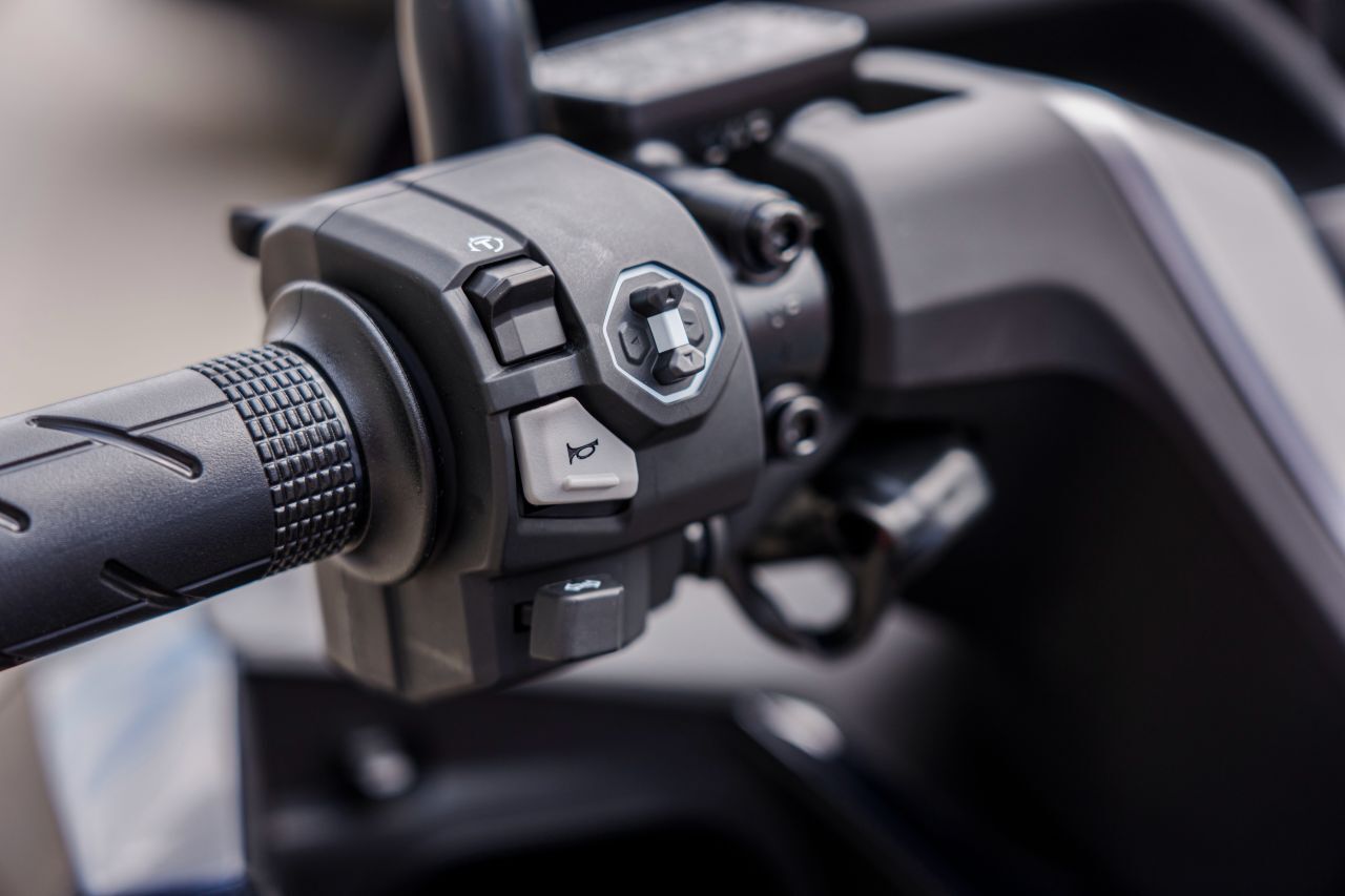 … navigieren durch die Funktionen per Knopf am PCX-Lenker.