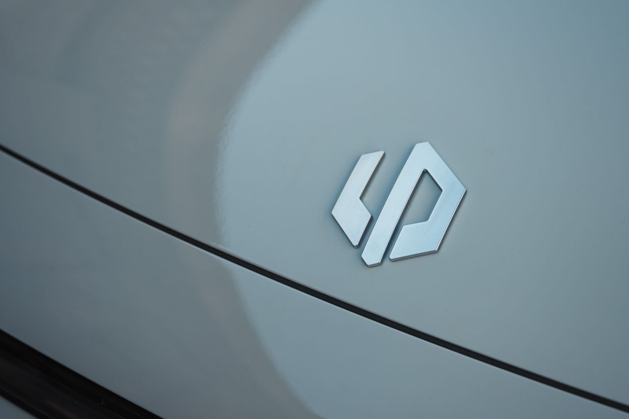 LP für Leapmotor: To leap heißt nach vorne springen.