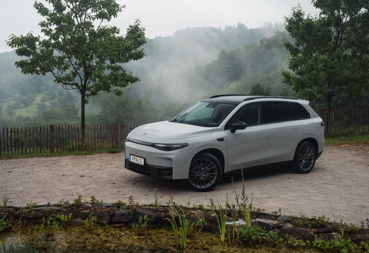 Der C10 ist 4,74 Meter lang, 1,90 Meter breit und 1,68 Meter hoch. Das entspricht der Größe eines Škoda Kodiaq oder Hyundai Santa Fe.