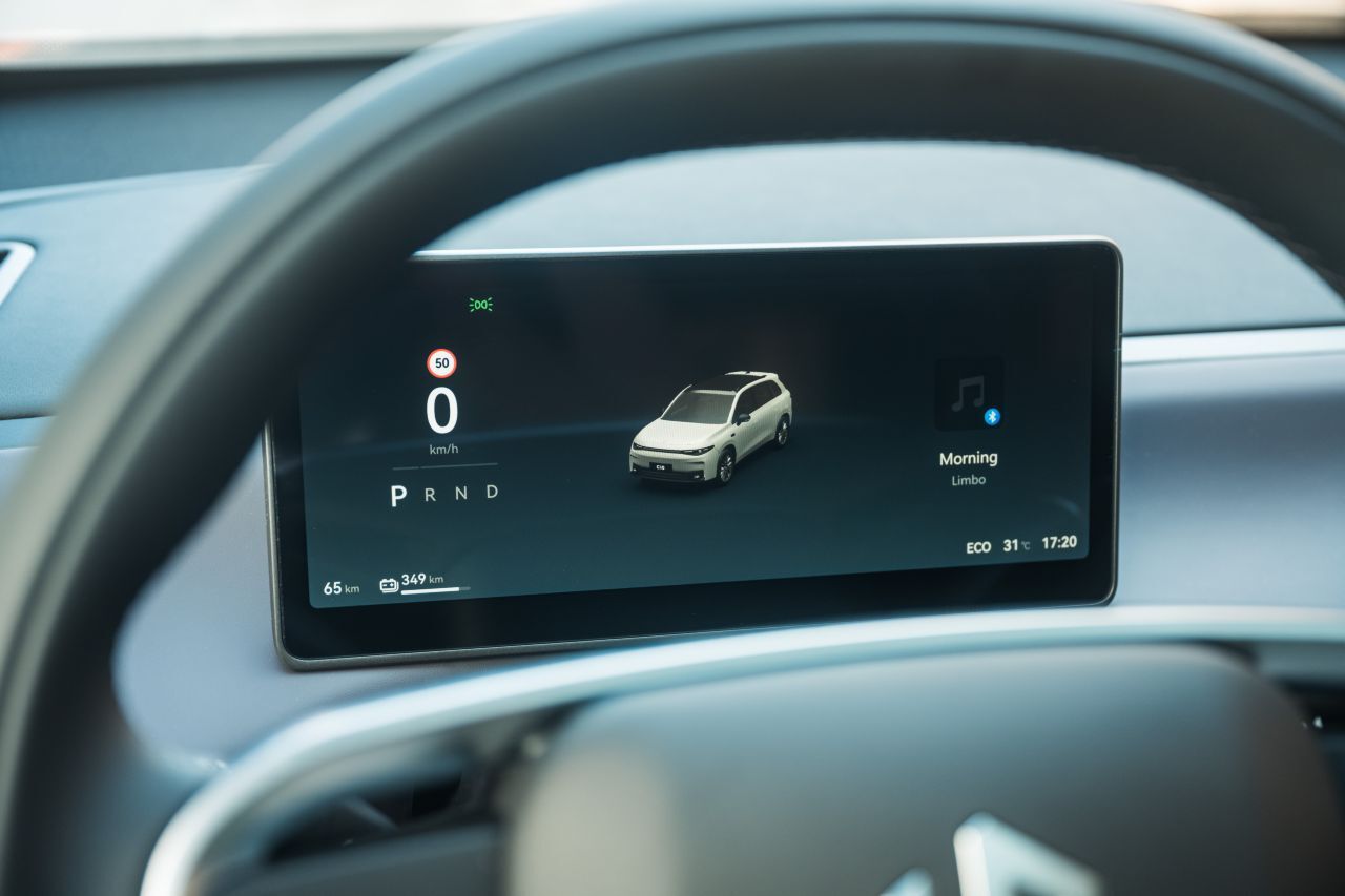 Der Fahrer hat einen 10,25-Zoll-Bildschirm vor sich.
