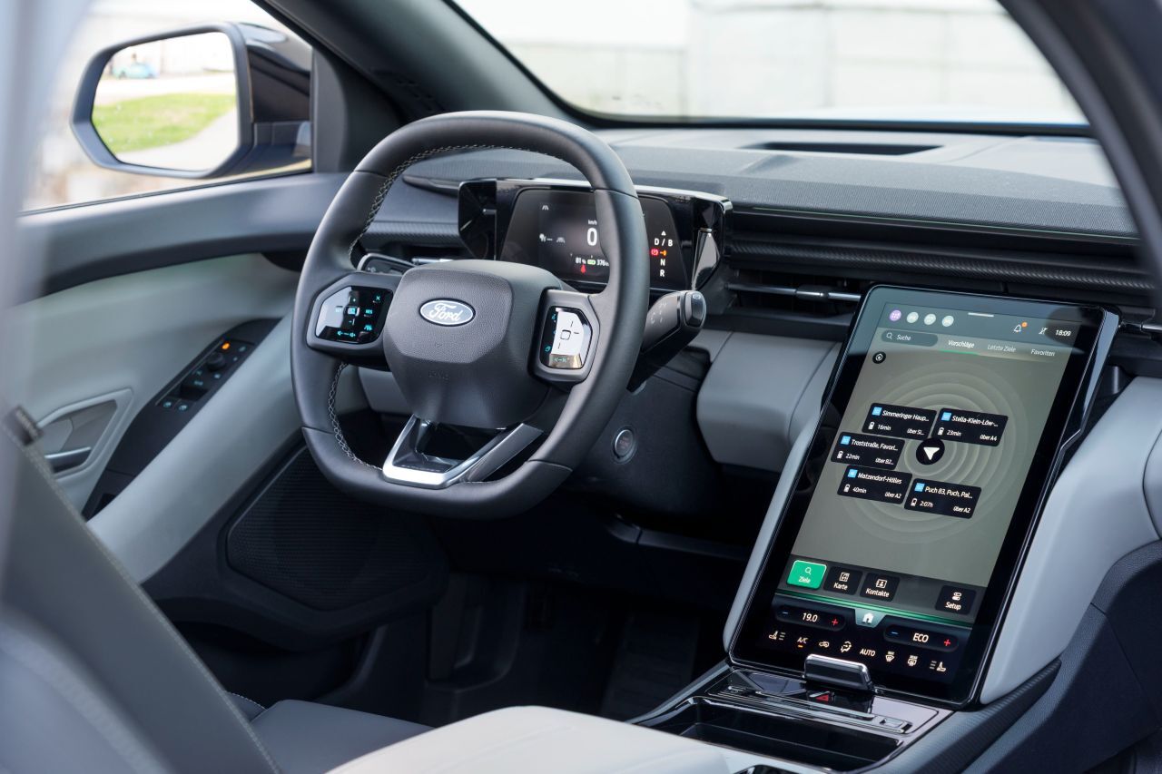 Schlaue Lösung: Der im Winkel verstellbare 14,6-Zoll-Hochformat-Touchscreen, der das dahinter liegende Ablagefach blicksicher abdeckt.