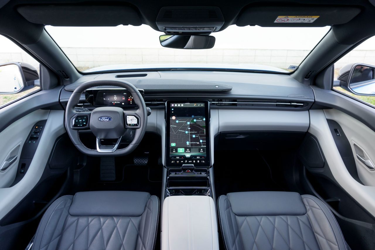 Flotte Fahrer schätzen die Expertise aus Köln und nehmen hier gerne Platz. Ford bleibt auch bei den E-Autos der Sportfachhandel im Mainstream-Segment.