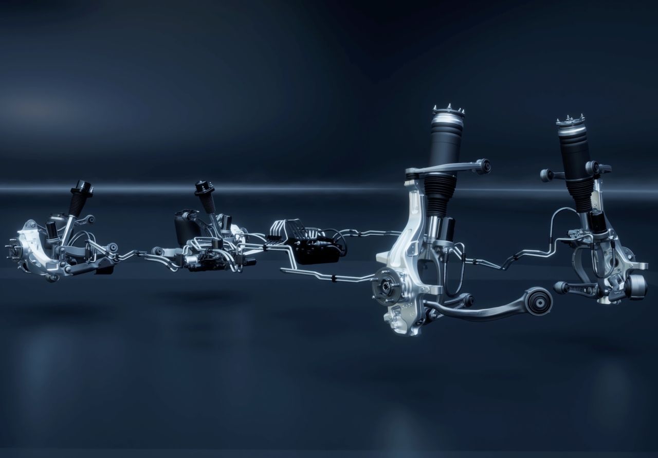 High-Tech-Fahrwerkstechnik neuer Art: hydraulisch verbundene Dämpfer, höhenverstellbare Luftfedern und eine Wank-/Nicksteuerung.