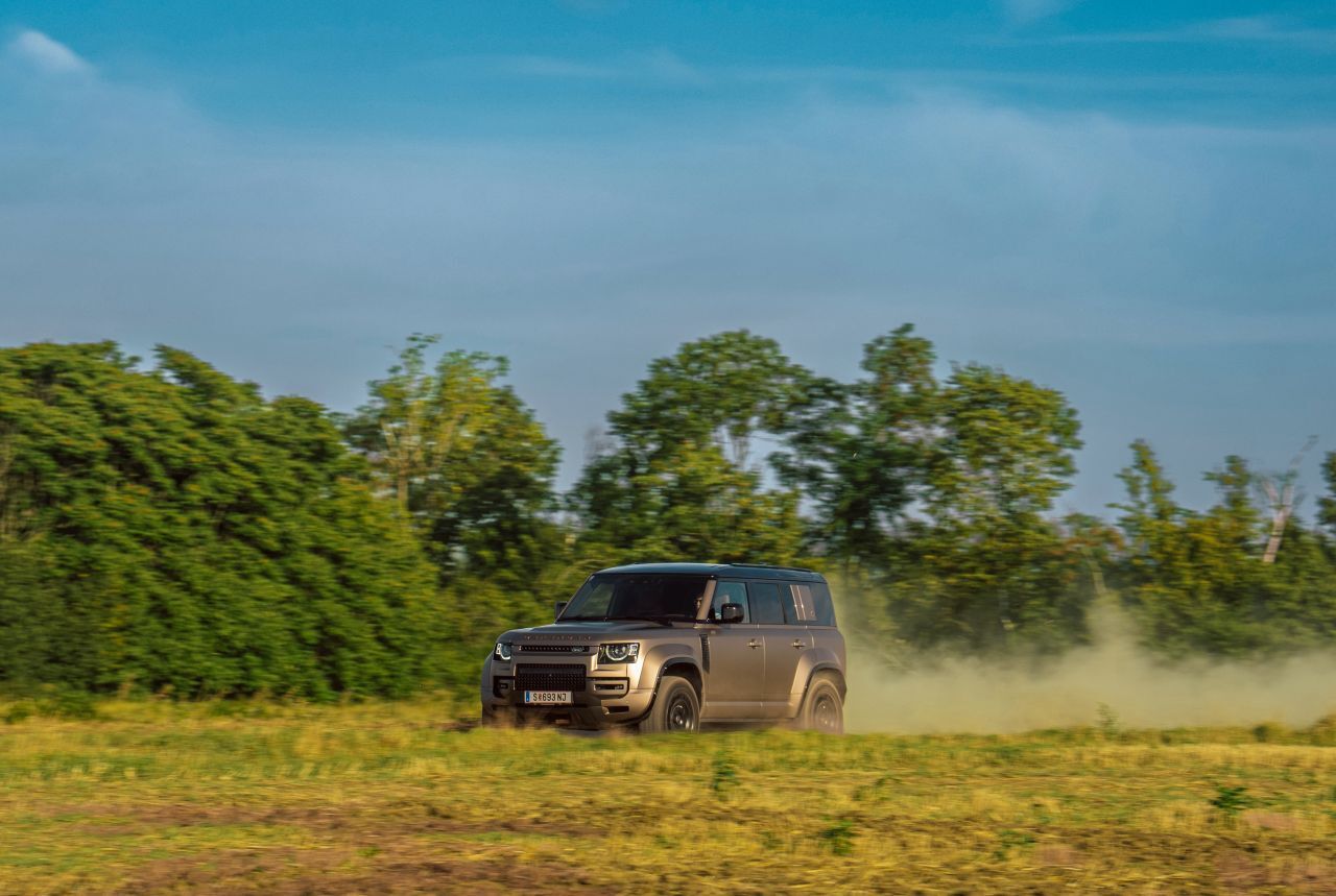 Verstärkte Fahrwerkskonstruktion, Offroad-Reifen, umfangreichen Schutzvorrichtungen: Der Octa brettert über Offroadpassagen wie ein Rallye Dakar Rider.