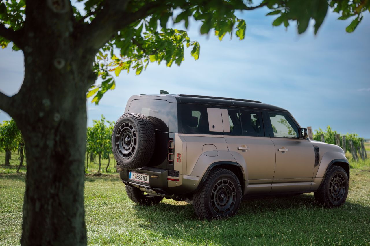 Fazit von Motorprofis-Tester Fabian Steiner: „Als weiterhin komfortabler Familientransporter, im 4x4-Bereich nochmal besserer Felsenkletterer, auf Landstraßen surreal stabiler Porsche-Jäger und über Offroadpisten hämmernder Daker Rider bewegt er sich zwischen den Extremen wie kein Serienfahrzeug vor ihm.
