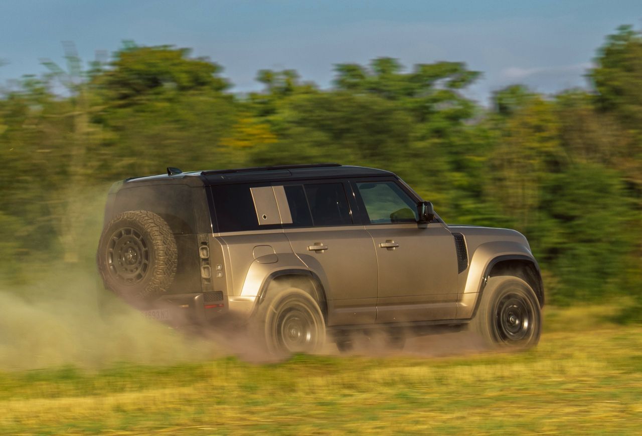 Dakar Rider: Der Defender Octa geht weit über gängige Optimierungen zum sportlichen Topmodell hinaus und ist ein in wesentlichen Teilen neues Auto.