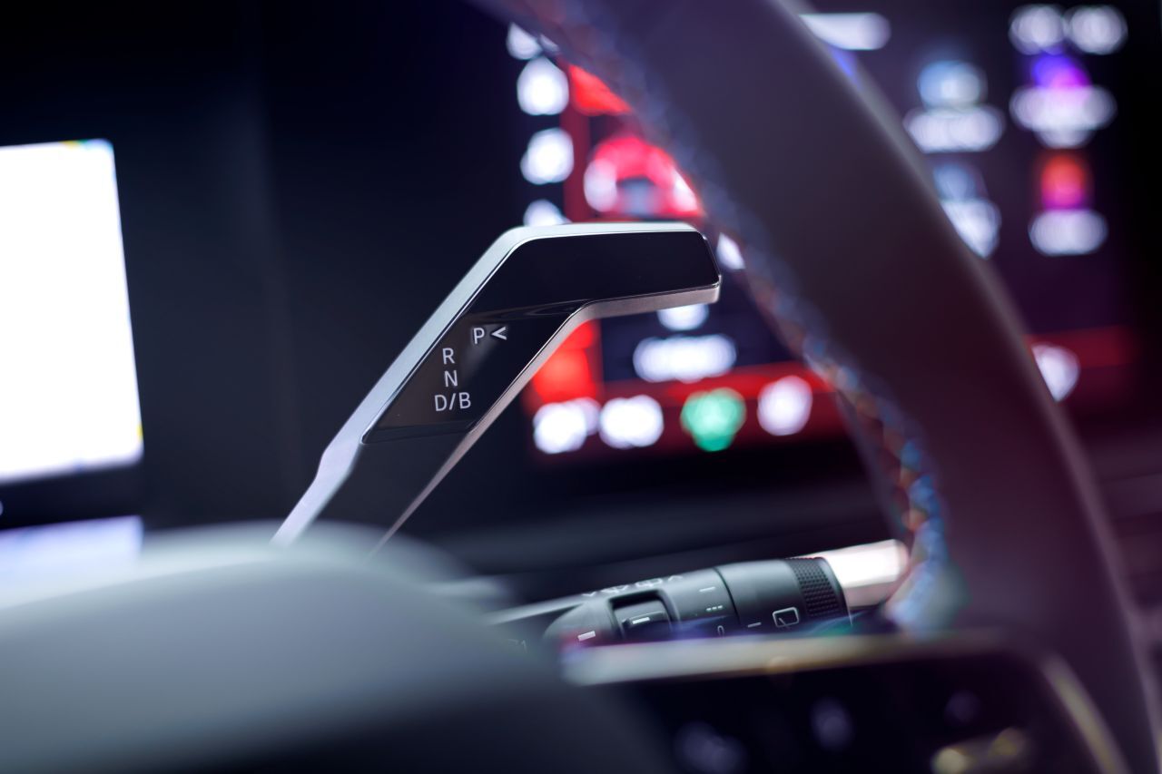 Ungewohnt in einem Clio: Wählhebel für die Automatik.