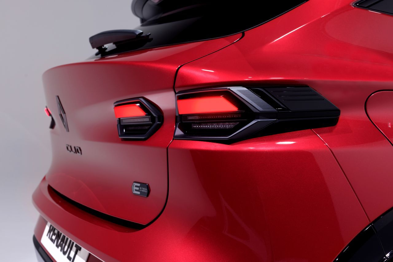 Angedeutete Coupé-Form: Die Heckscheibe liegt nun viel flacher.