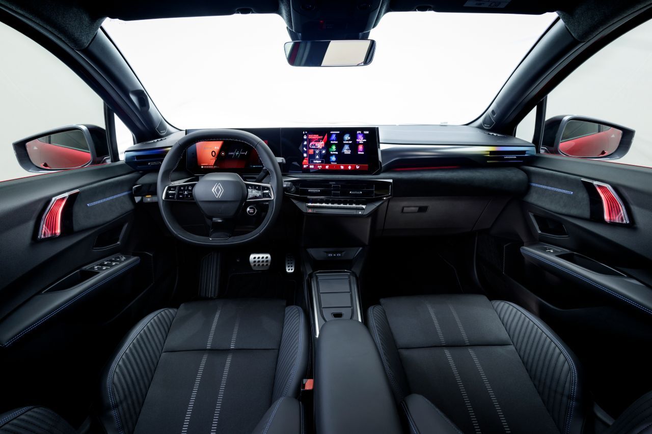 Höherwertig als in dieser Fahrzeugklasse üblich: Schicke Details und das Armaturenbrett ist auf der Beifahrerseite mit Alcantara verkleidet.