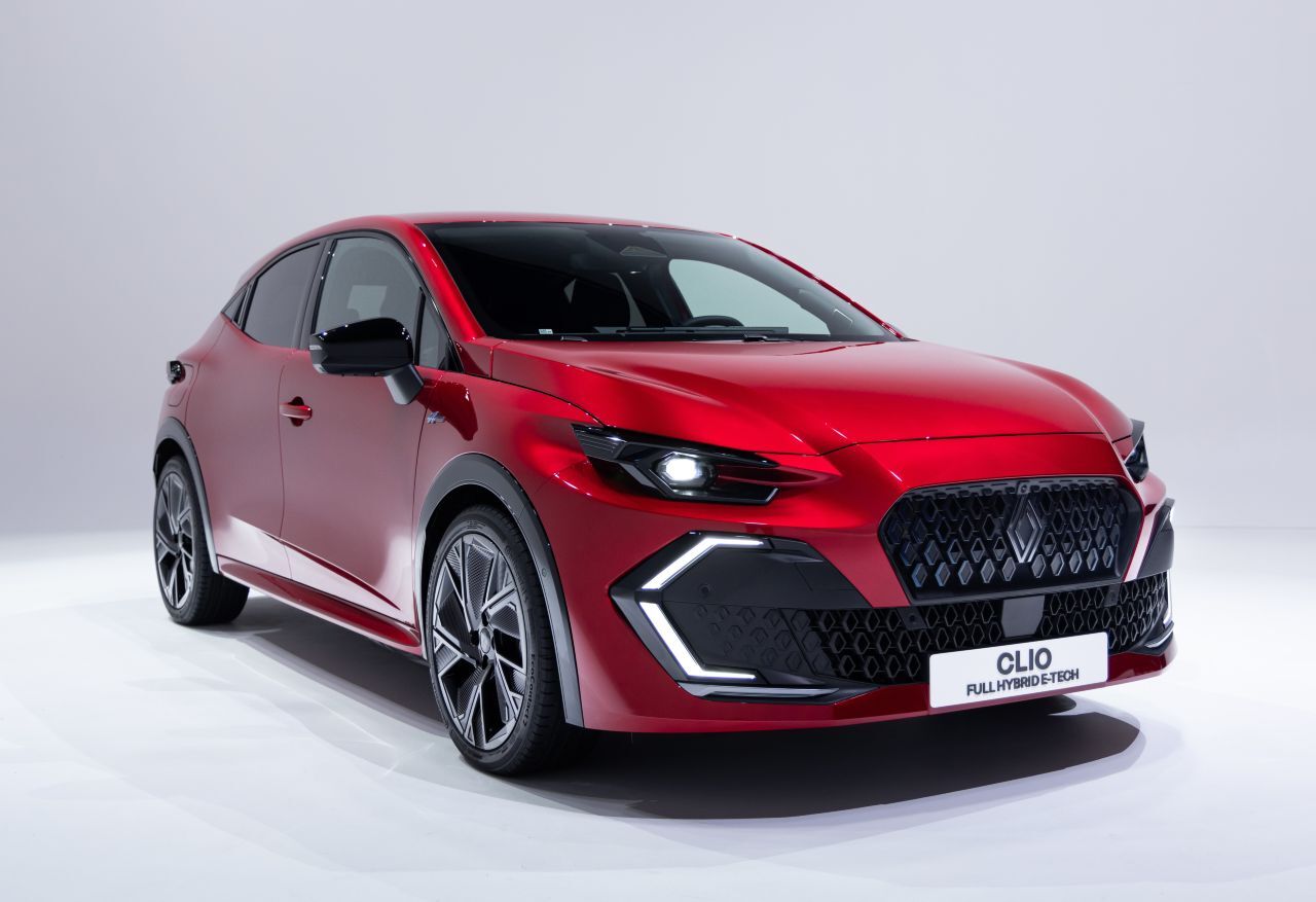 Der Clio ist auf den ersten Blick „maskuliner“ geworden, kraftvoller gezeichnet als zuletzt, er wirkt sportlicher und bulliger.