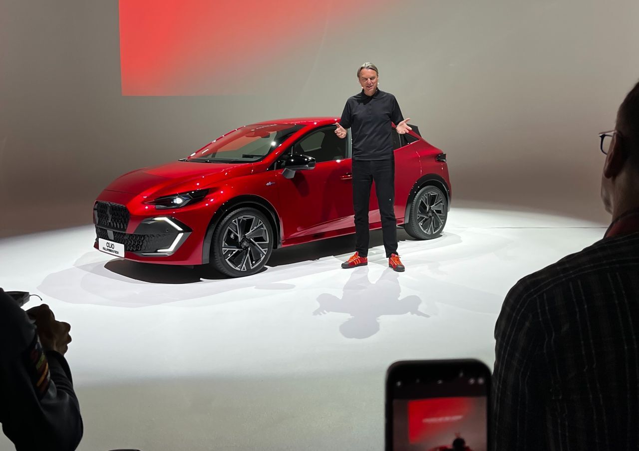 Chefdesigner Laurens van den Acker nennt den Clio bei der Präsentation “the prettiest girl in the class”. Es sei „eine neue Optik für eine neue Generation von Renault-Fahrzeugen“, heißt es – woraus zu schließen ist, dass sich künftige Modelle wohl an einzelnen stilistischen Elementen des Clio bedienen werden.