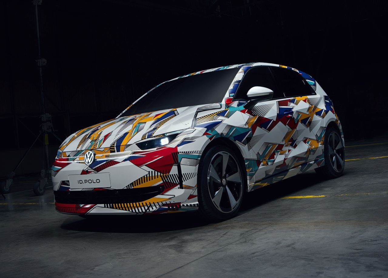 ID Polo: Der Name ID bleibt, aber Polo auch. Noch ist er verhüllt, aber im Frühjar 2026 startet der gut vier Meter lange Volkswagen mit 25.000 Euro Einsteigspreis – und auch als GTI.