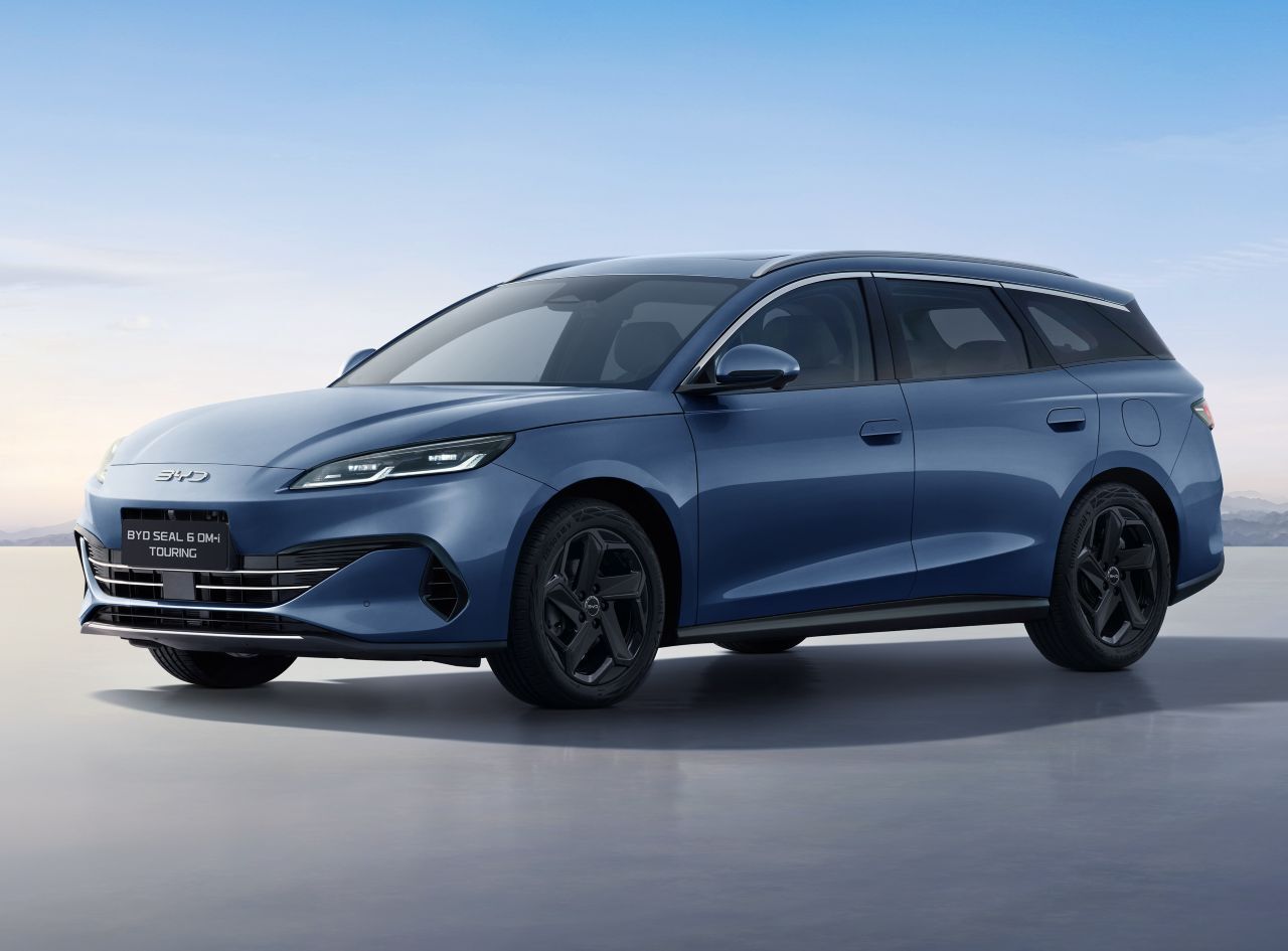 BYD  Seal 6 DM-i Touring: Der Plug-in-Hybrid-Kombi ist ein Passat-Gegner mit Kampfreis: Ab 35.890 Euro. Schon bestellbar.