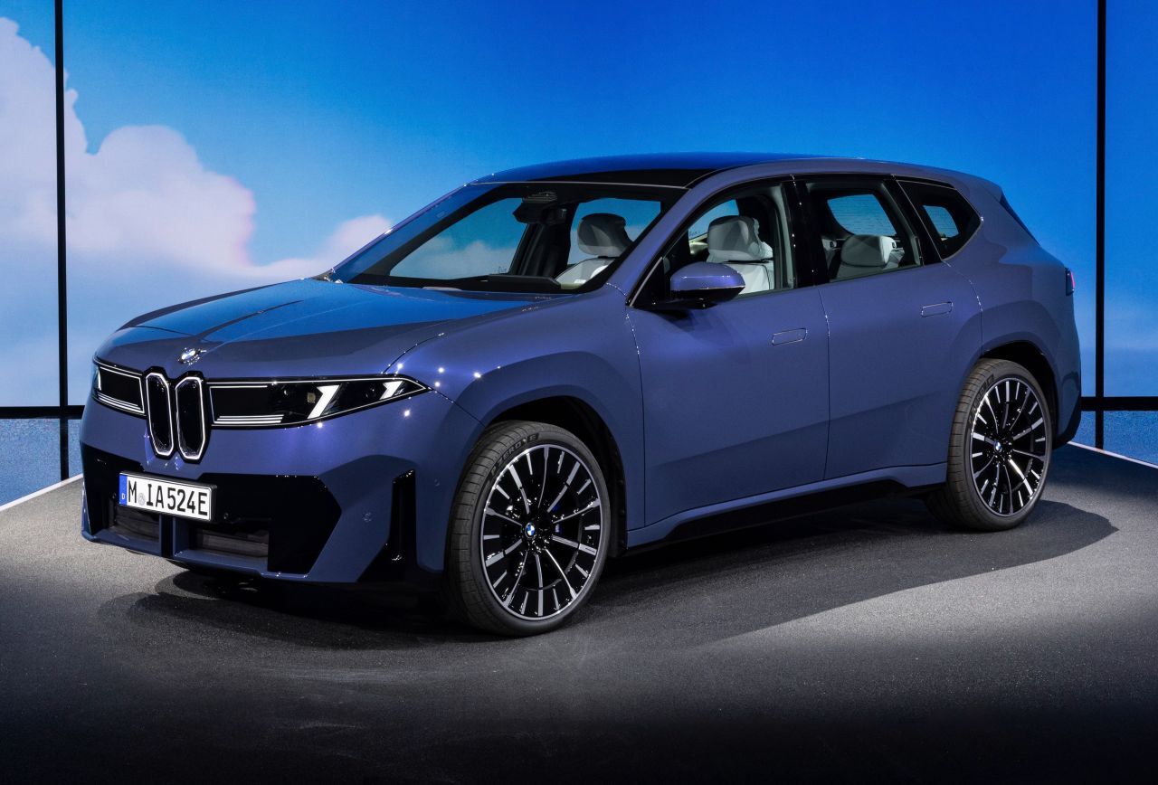 BMW iX3: Das erste Modell der Neuen Klasse und „der Beginn einer neuen Ära“, wie BMW sagt. 800 Kilometer Reichweite, 400 kW Ladeleistung.