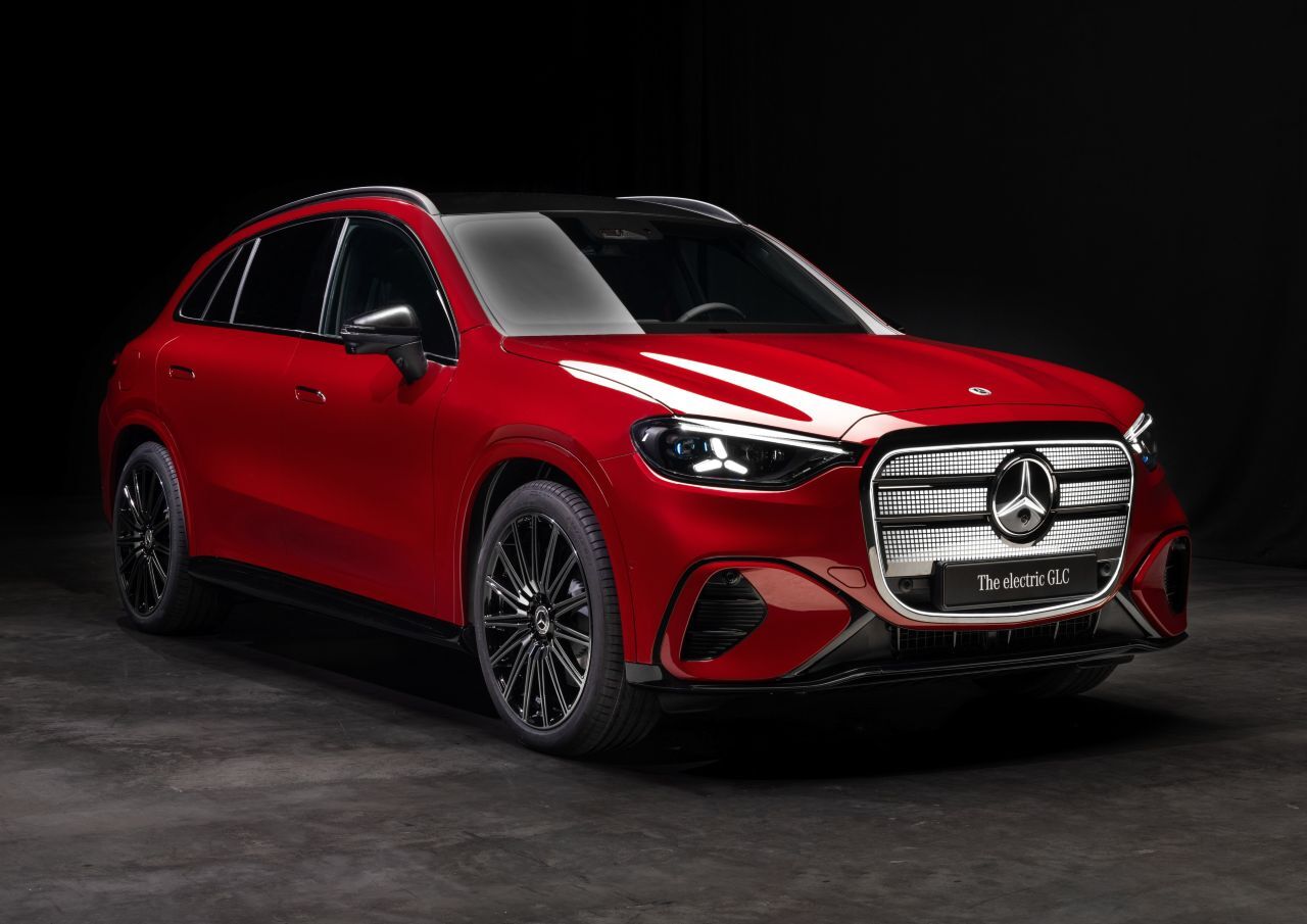 Mercedes GLC: Das neue E-Modell des meistverkauften Autos von Mercedes. Historischer Chrom-Grill mit 942 Lichtpunkten. Gut 700 Kilometer Reichweite. 400 kW Ladeleistung. Ab Mitte 2026.