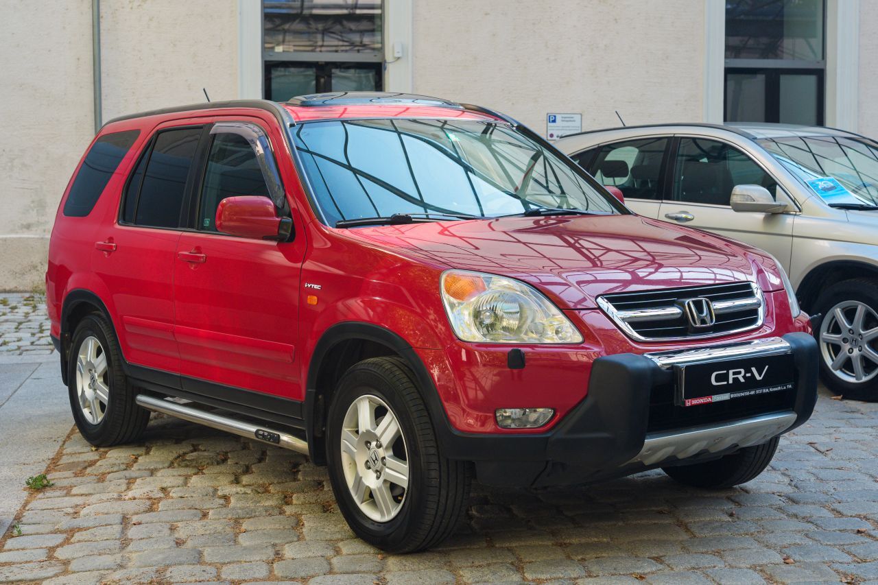 CR-V Mk. II (2001-2006): Die erste Generalüberholung stattete den Zweiliter-Benziner mit i-VTEC aus, Hondas variables Ventilsteuerungssystem.