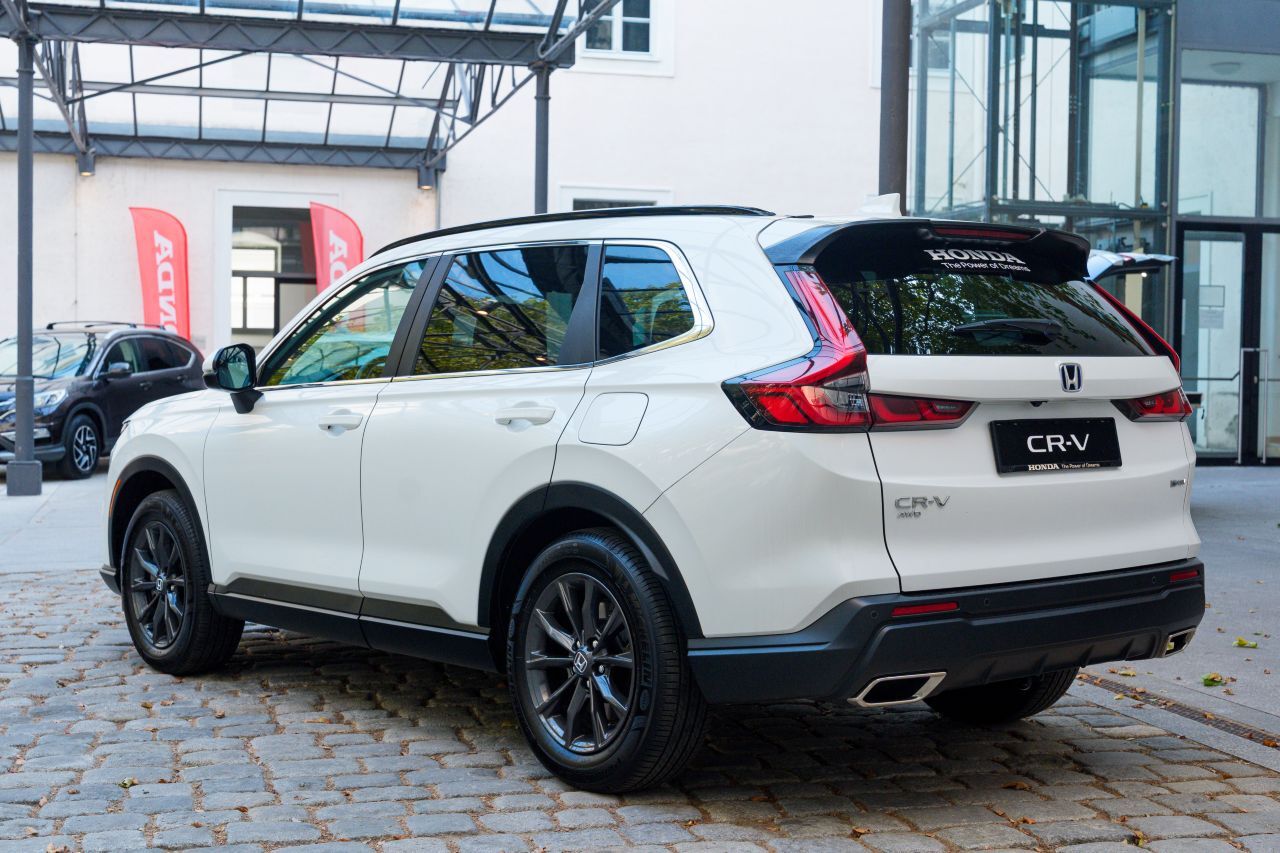 Als PHEV kann der CR-V rund 80 Kilometer rein elektrisch unterwegs sein.