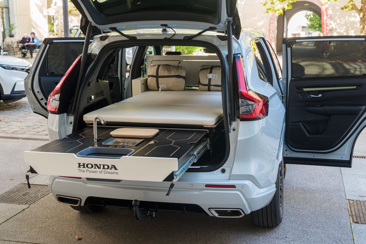 Das Jubiläum des CR-V feiert Honda mit dem Abenteuer-Konzept „Dream Pod“. Herzstück ist das EGOE Nestboard 650, eine kompakte Camping-Lösung,