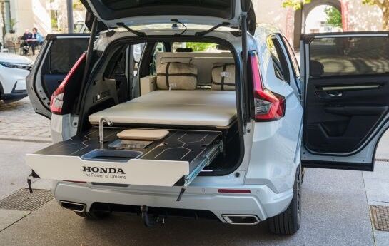 Wenn im Honda CR-V Dream Pod die Rücksitze umgeklappt sind, kann eine Doppelmatratze ausgeklappt werden. - Doppelzimmer mit  Kochstelle