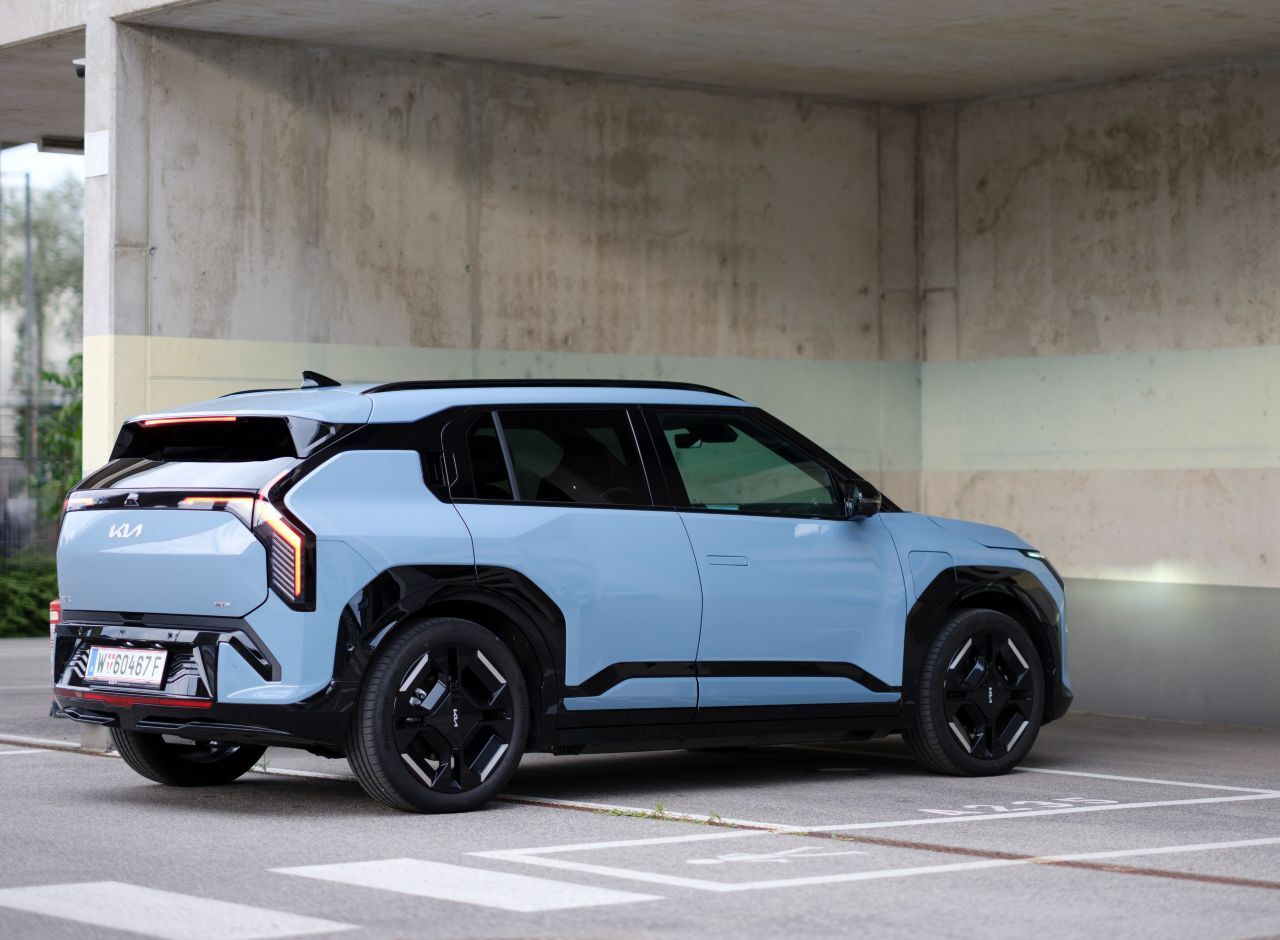 Hallo, süßer cooler Mondbuggy. Kia bringt futuristisches Design in die Golfklasse, das Frische ausstrahlt und nach Aufbruch aussieht.