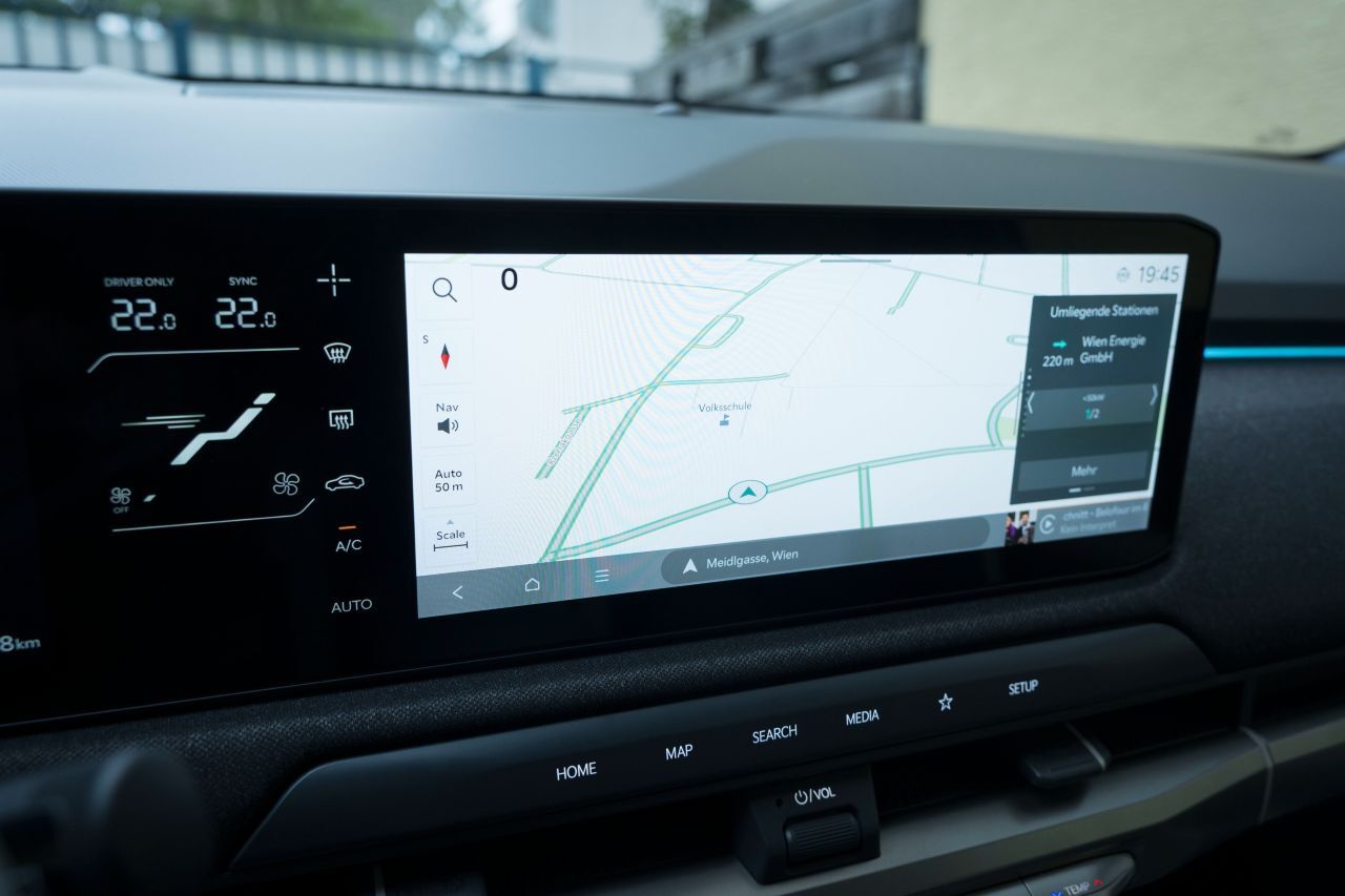 Großer Touchscreen, modernes Umfeld.