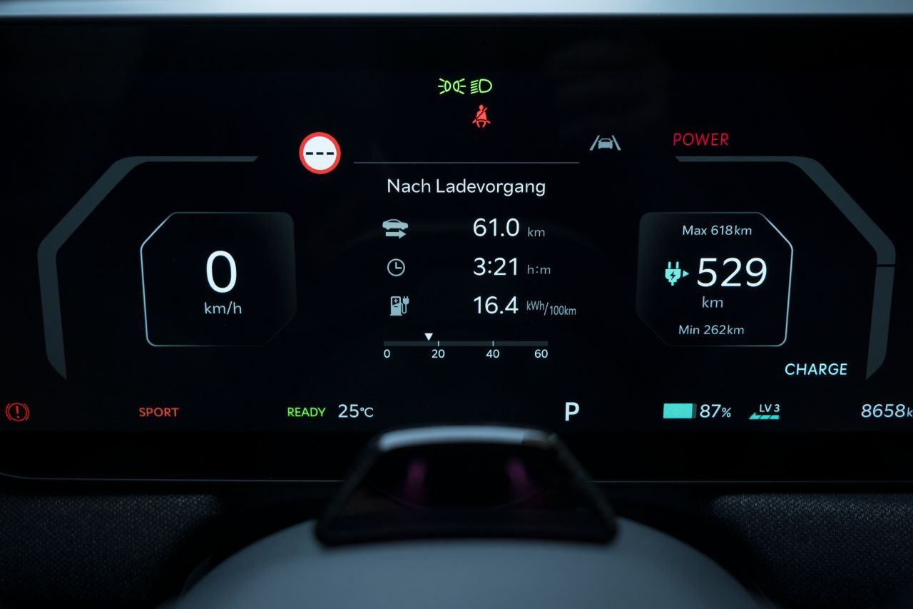 Digitalcockpit mit stets erfreulicher Verbrauchs- und Reichweitenanzeige.