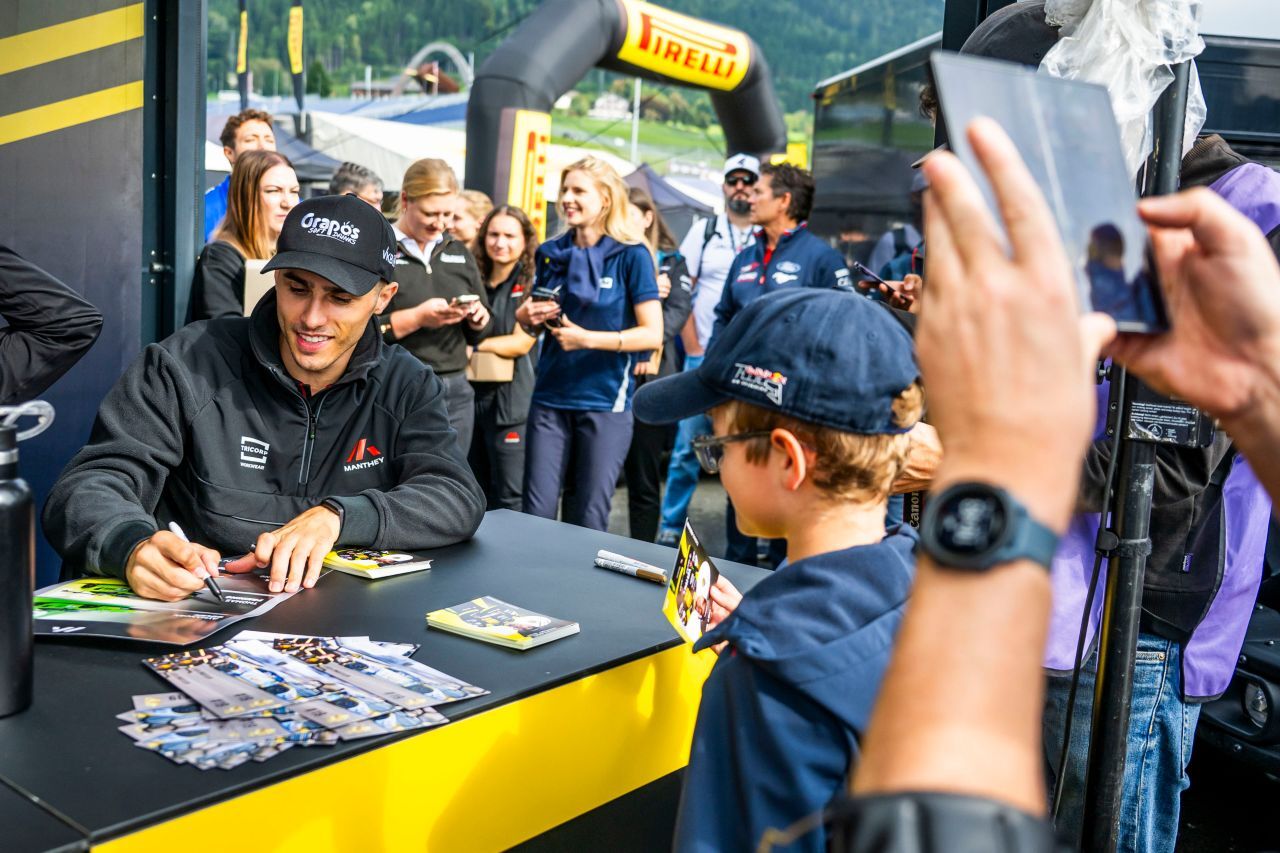 Beliebt: Thomas Preining mit seinen (oft sehr jungen) österreichischen Fans.