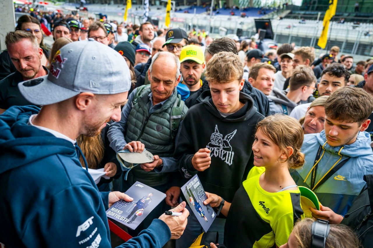 Man könnte meinen, es gibt Gratis-Eis: Mirko Bortolotti, von Fans umringt.
