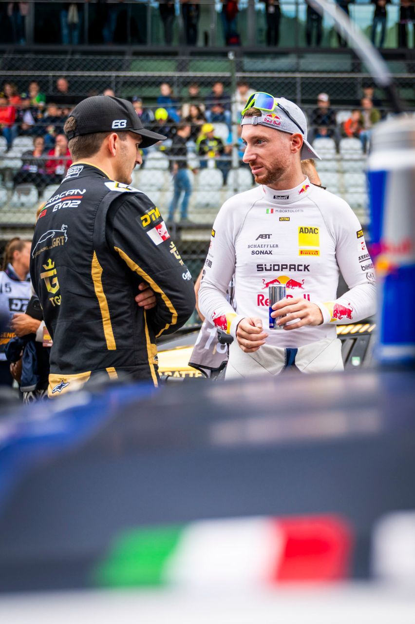 Bortolotti im Talk mit Jordan Pepper – vor einigen Monaten gewannen sie gemeinsam für das Team Grasser die 24 Stunden in Spa.