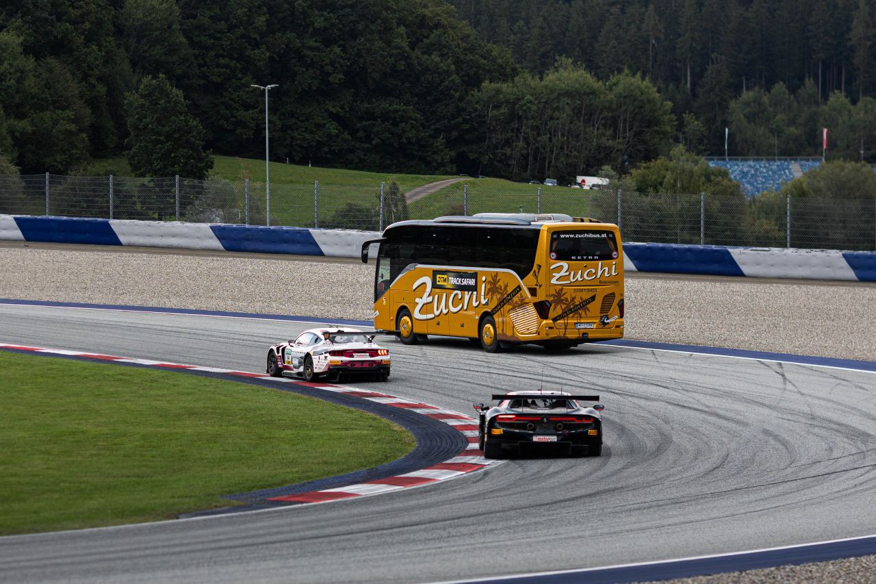Der Zuchi-Bus bietet bei der Racetrack-Safari sensationelle Einblicke, die man sonst nur beim Training in japanischen Rennserien kennt.