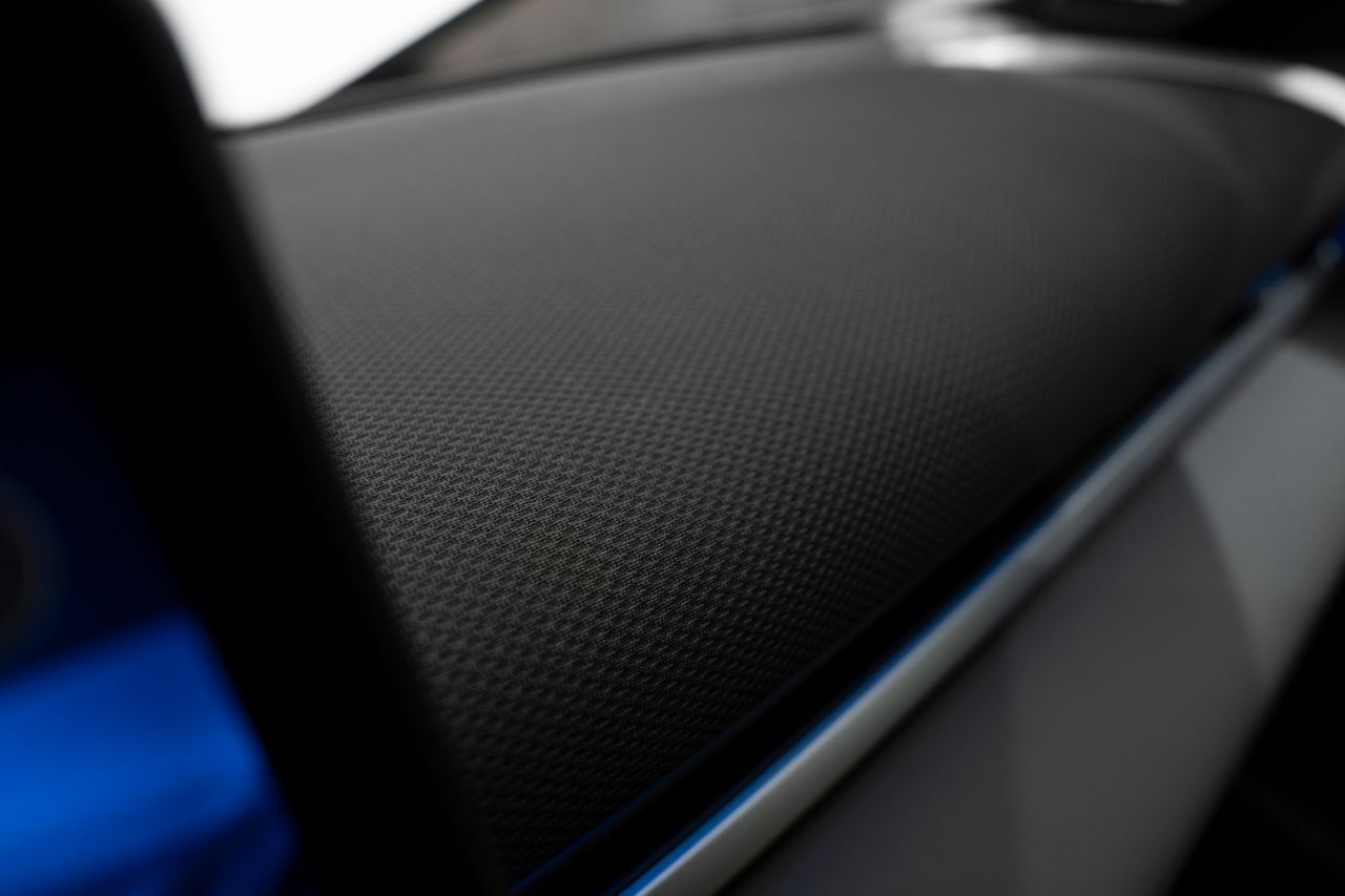 Das Armaturenbrett ist weich und mit einer Stoffstruktur bezogen.