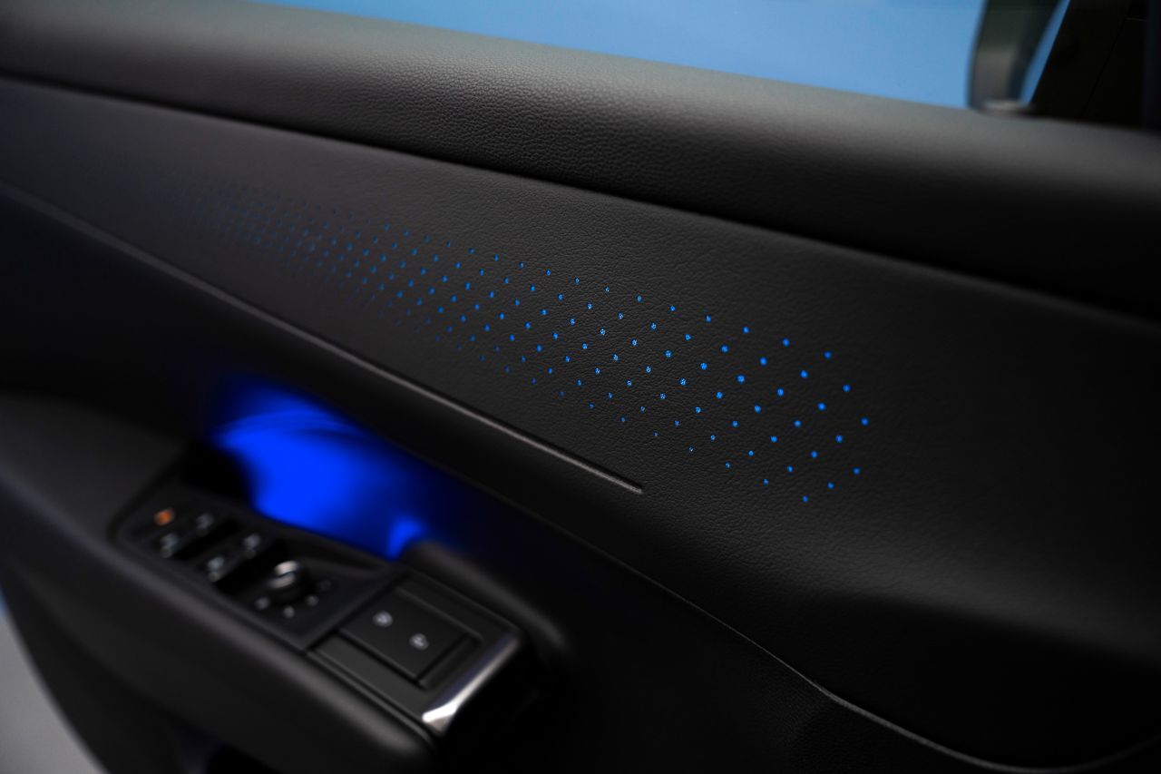 Kunstlederflächen in den Türen, stellenweise perforiert und hinterleuchtet.