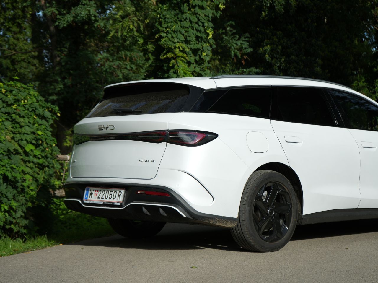 Fazit von Motorprofis-Tester Johannes Ibrahim: „Mit 35.890 Euro Einstiegspreis zählt der Seal 6 Touring zu den günstigsten Plug-in-Kombis am Markt. Unterm Strich bietet der Seal 6 Touring viel Auto für vergleichsweise wenig Geld – und wird damit für Octavia und Golf zu einer ernsthaften Gefahr.
