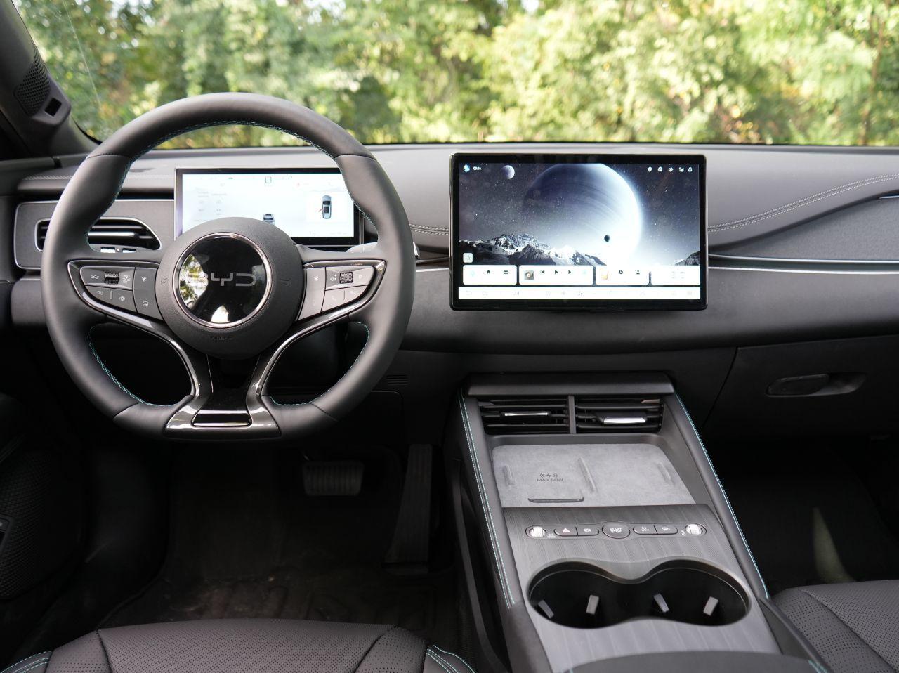 Aufgeräumtes Cockpit im BYD-Stil, dazu belüftete Kunstledersitze mit solidem Seitenhalt. Nur dem Beifahrersitz fehlt die Höhenverstellung.
