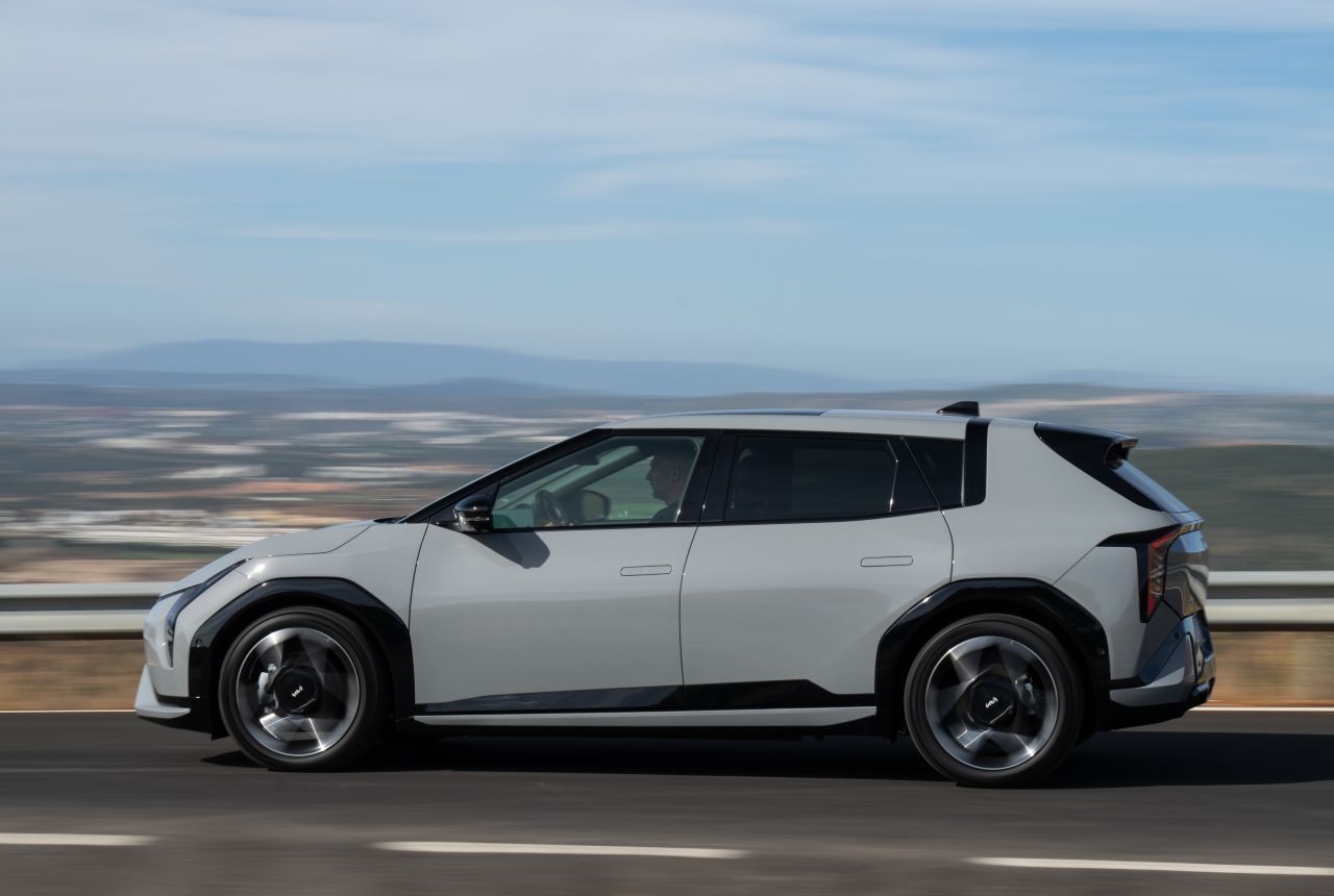 Außergewöhnlich angenehm zu fahren: Kia setzt einen Premiumstandard im Fahrkomfort. Und im im EV4 ist es auch ruhig wie in einem Oberklasseauto.