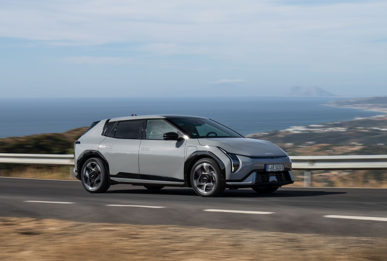 Fazit von Motorprofis-Tester Fabian Steiner: „Übertrifft die gängigen Standards für Golfklasse-Hatchbacks mehrfach: Mit einem mächtigeren Auftritt, der nach Aufbruch aussieht und Frische ausstrahlt. Mit einem geräumigen Innenraum, der vorne erstaunlich luftig ist und hinten viel Beinfreiheit bietet. Und mit hohem Fahrkomfort, der an die Oberklasse erinnert.