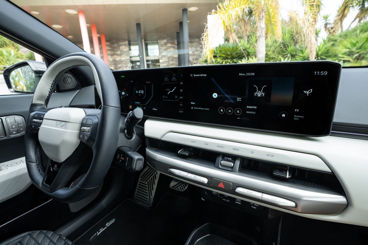 Panoramadisplay: an das Digitalcockpit schließt ein großer Touchscreen an.
