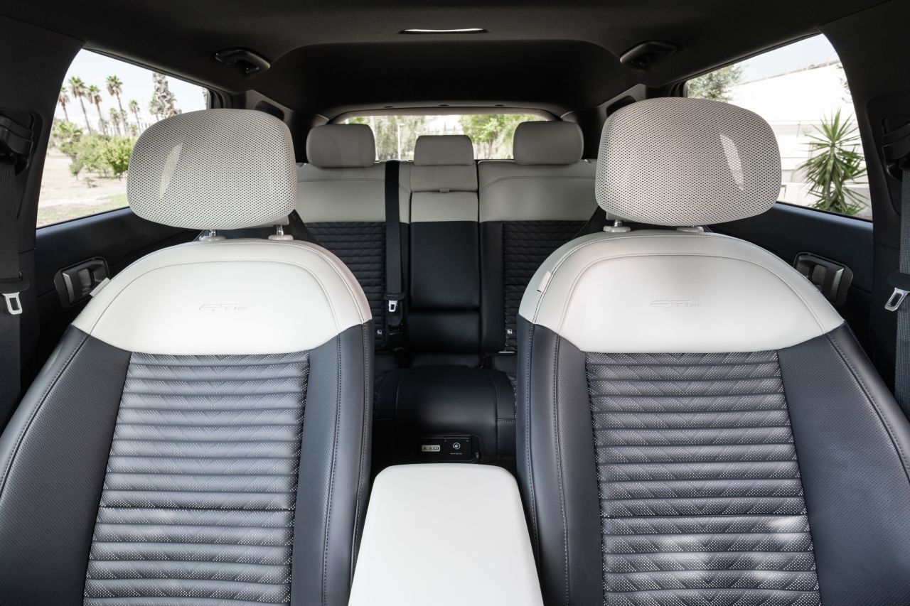 40 Millimeter ist die Sitzposition im EV4 niedriger als im EV3. Klingt wenig, macht aber den Unterschied zwischen Integration ins Auto und Aussichtswarte.