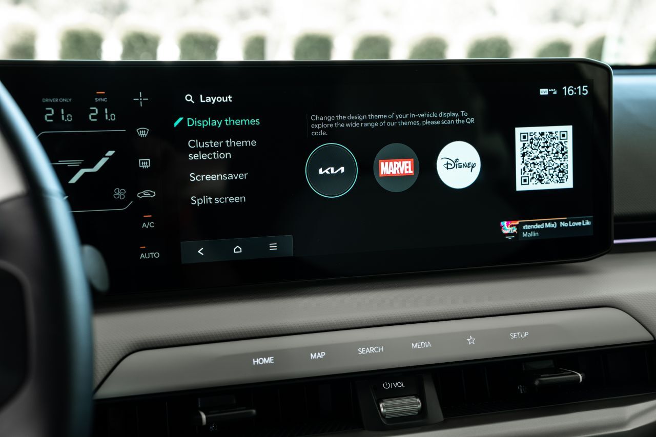 Die Displays des Multimedia-Systems lassen sich …