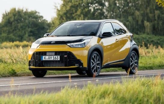 Hybrid-Pionier Toyota elektrifiziert jetzt auch seinen kleinsten Europäer: Statt dem bescheidenen Benzinmotor ist künftig der Hybridantriebsstrang mit 116 PS am Werk. - So klein war  Hybrid noch nie