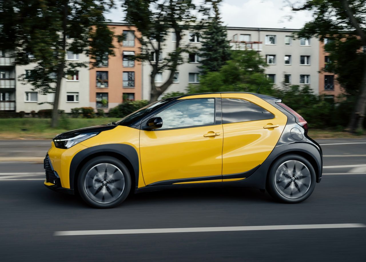 Optisch fällt der Aygo X GR Sport durch Zweifarbenlackierung und eine schwarze Motorhaube auf, die Farbe Mustard ist exklusiv dieser Version vorbehalten.